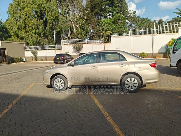 Toyota Corolla 2012 Gold