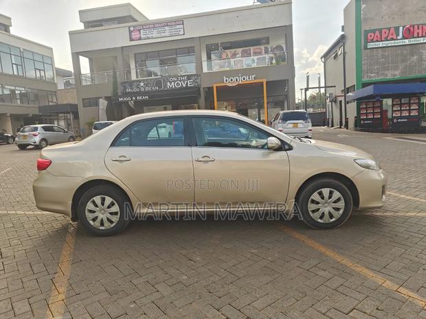 Toyota Corolla 2012 Gold