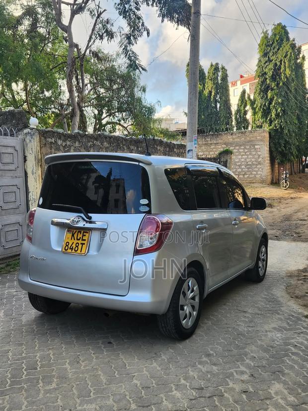 Toyota Ractis 2009 Silver