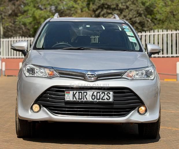 Toyota Corolla Fielder 2017 Silver