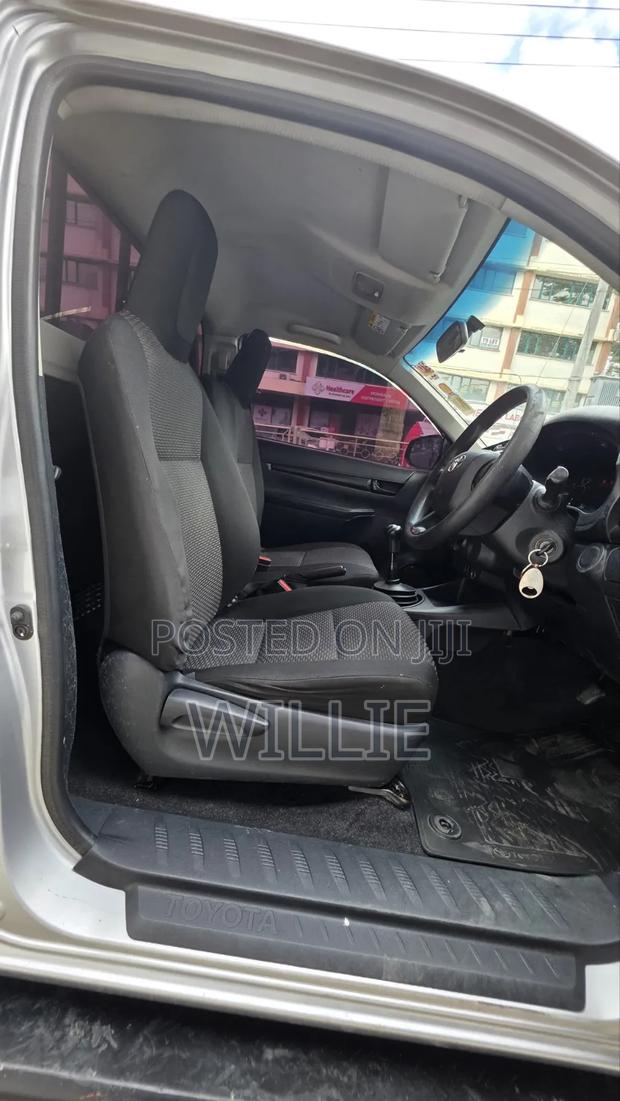 Toyota Hilux 2022 Silver