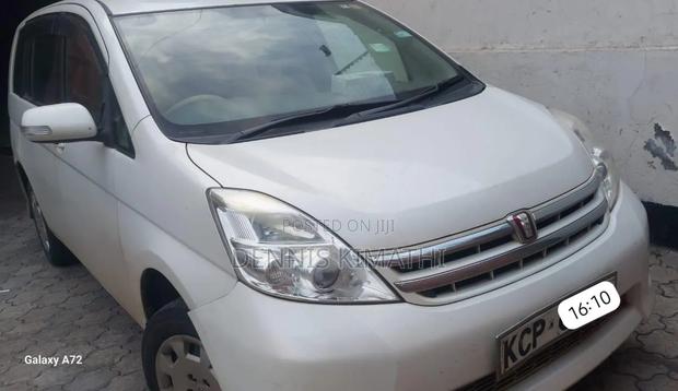 Toyota ISIS 1.8 Platana 2WD 2010 White