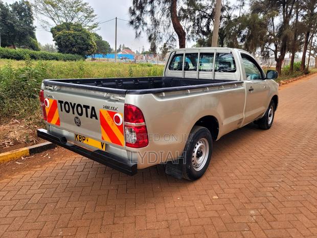 Toyota Hilux 2011 Gold