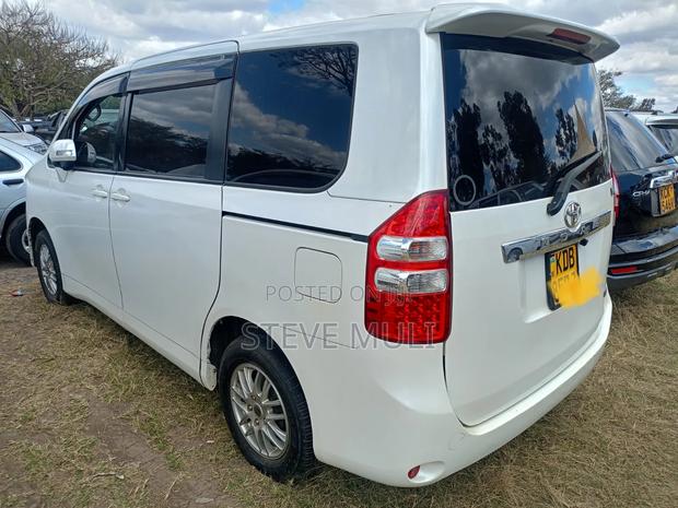 Toyota Noah 2.0 158hp FWD (8 Seater) 2013 Pearl