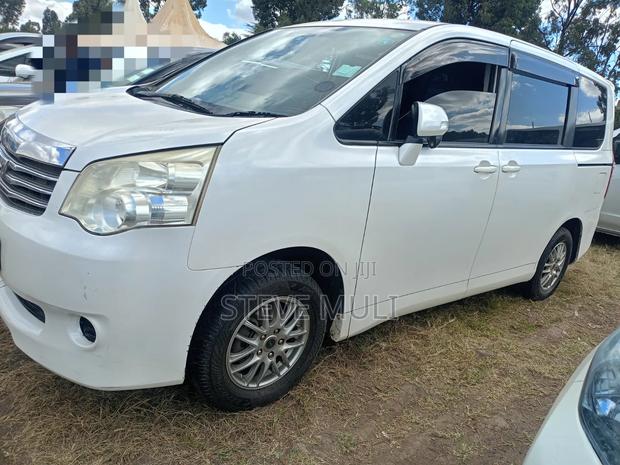 Toyota Noah 2.0 158hp FWD (8 Seater) 2013 Pearl