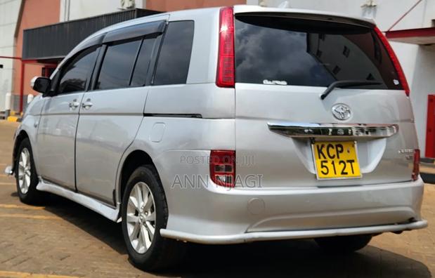 Toyota ISIS 2011 Silver