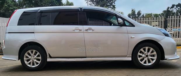 Toyota ISIS 2011 Silver