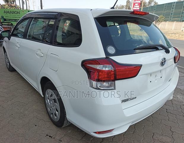 Toyota Corolla Fielder 1.5 Hybrid FWD 2019 White