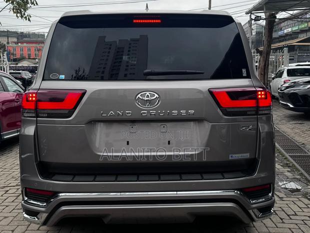 Toyota Land Cruiser LC300 2023 Gray