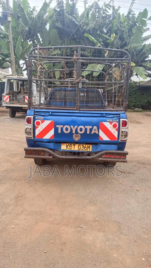 Toyota Hilux 2012 Blue