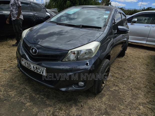 Toyota Vitz 1.3 FWD 5dr 2013 Gray