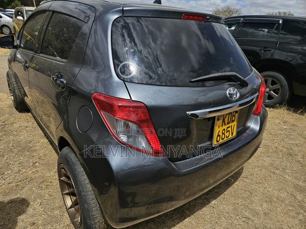 Toyota Vitz 1.3 FWD 5dr 2013 Gray