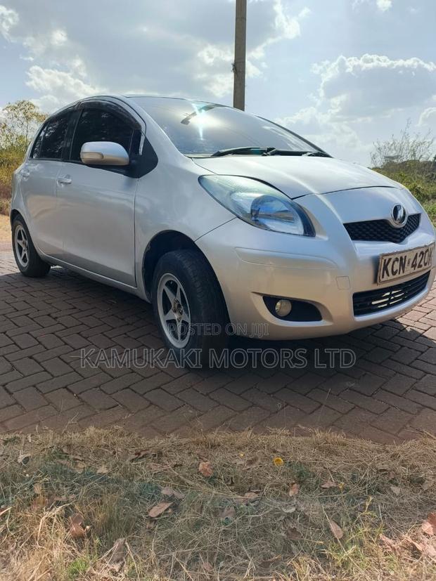 Toyota Vitz 1.3 FWD 5dr 2010 Silver