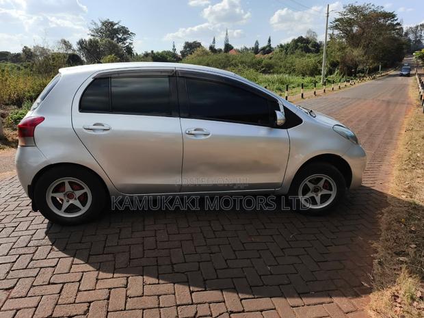 Toyota Vitz 1.3 FWD 5dr 2010 Silver