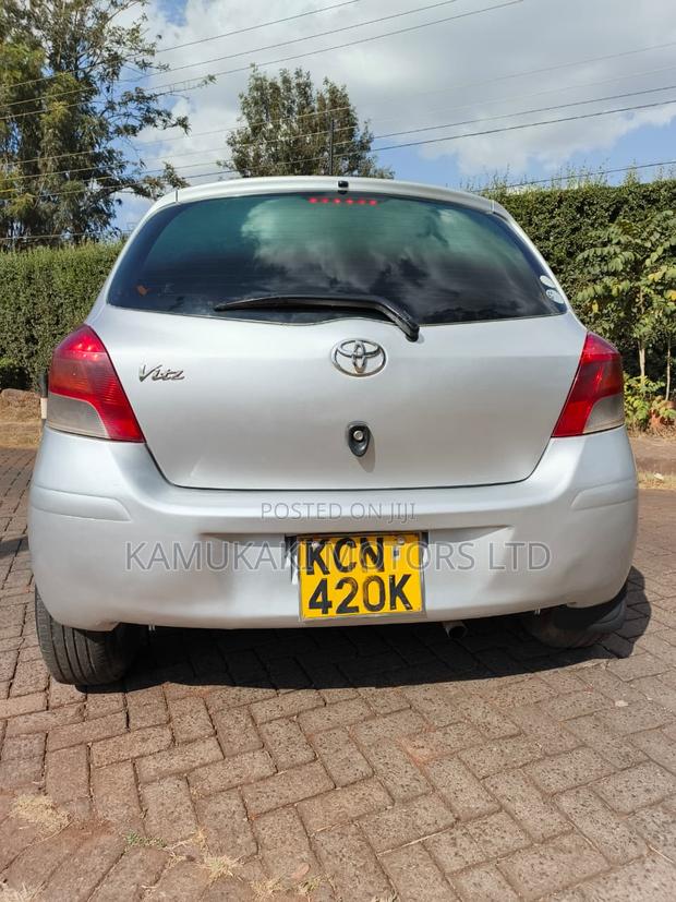 Toyota Vitz 2010 Silver