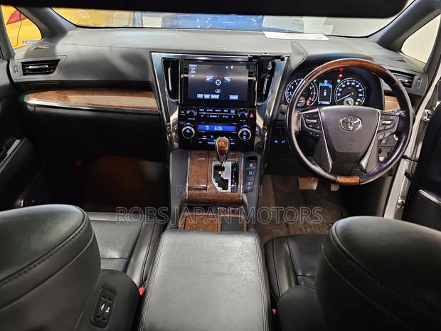 Toyota Vellfire Executive Lounge 3.5 V6 FWD 7-Seater 2018 Pearl