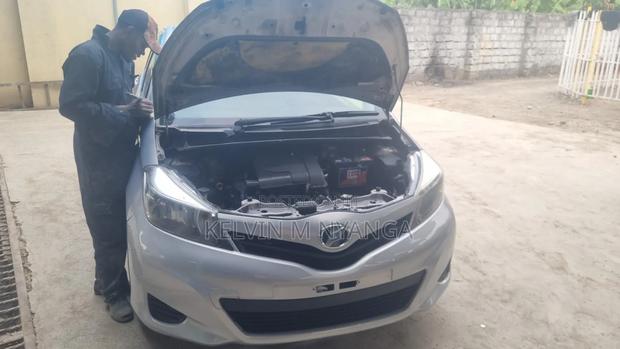Toyota Vitz 1.0 FWD 5dr 2013 Silver