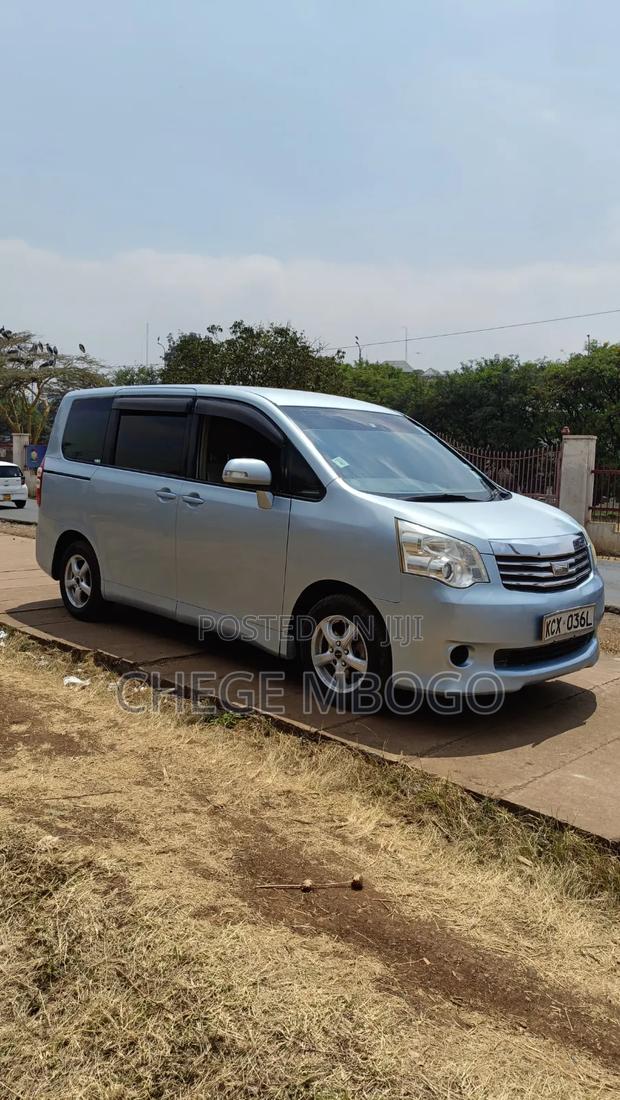 Toyota Noah 2012 Blue
