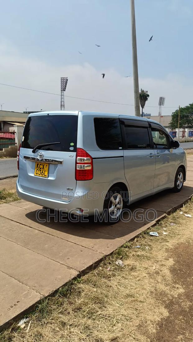 Toyota Noah 2012 Blue