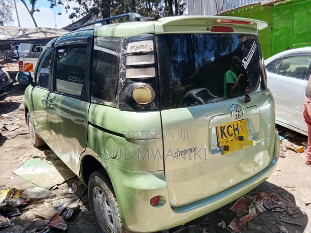 Toyota Sienta 2010 Green