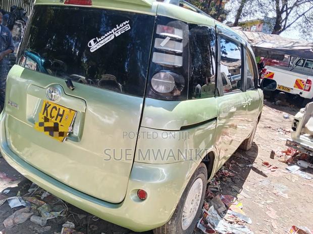Toyota Sienta 2010 Green