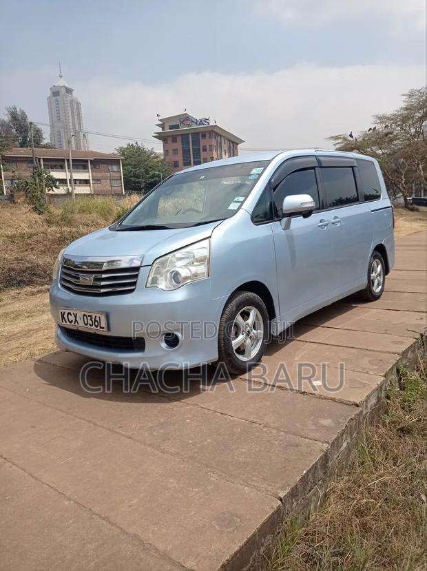 Toyota Noah 2.0 158hp FWD (8 Seater) 2012 Blue