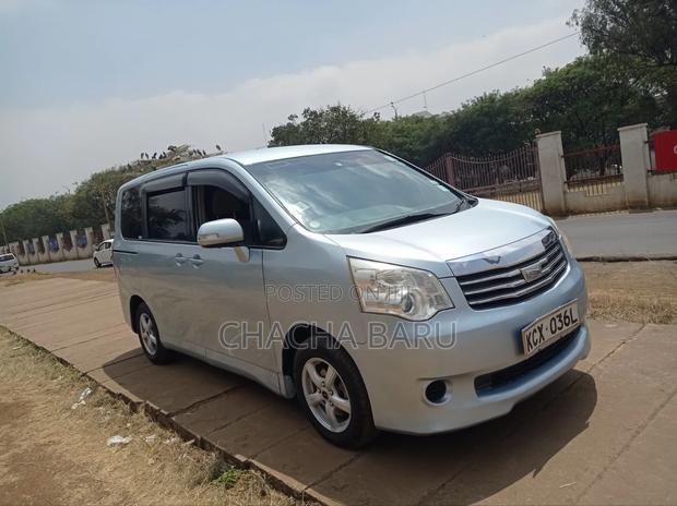 Toyota Noah 2.0 158hp FWD (8 Seater) 2012 Blue