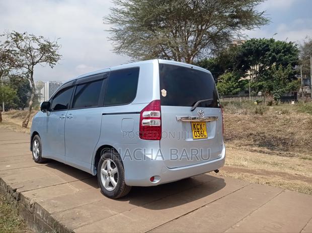 Toyota Noah 2.0 158hp FWD (8 Seater) 2012 Blue