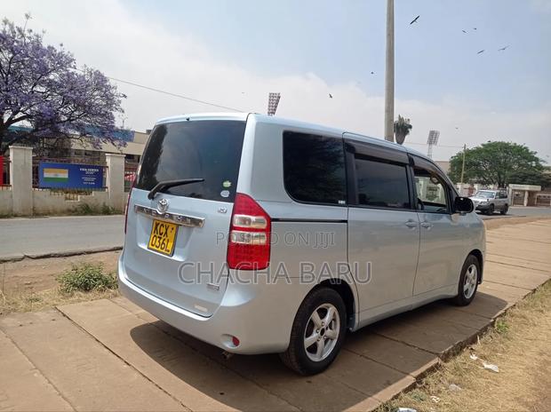 Toyota Noah 2.0 158hp FWD (8 Seater) 2012 Blue