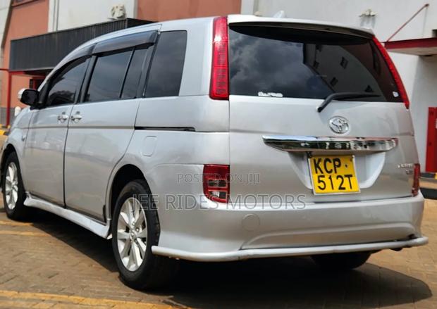 Toyota ISIS 2011 Silver
