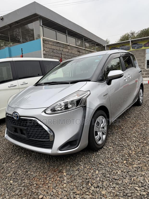 Toyota Sienta 1.5 FWD 2019 Silver