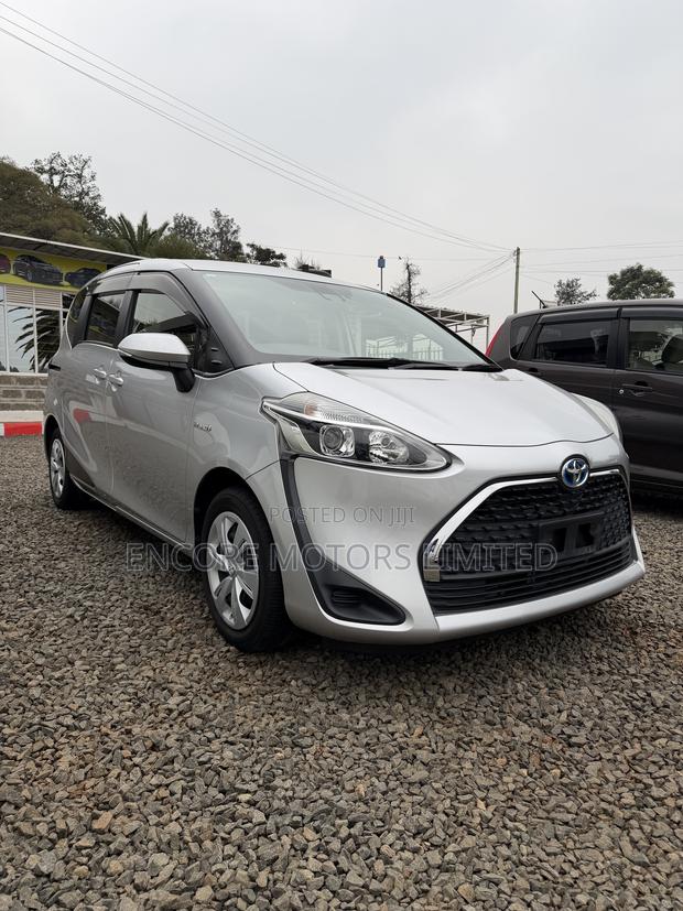 Toyota Sienta 1.5 FWD 2019 Silver
