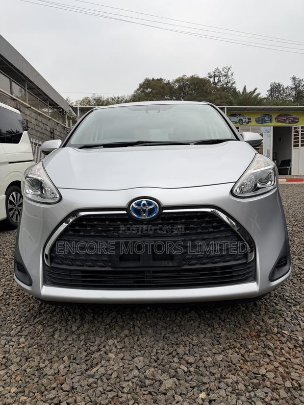 Toyota Sienta 1.5 FWD 2019 Silver
