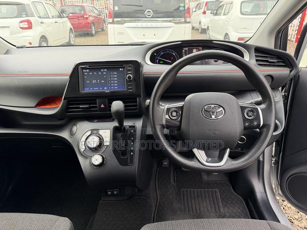 Toyota Sienta 1.5 FWD 2019 Silver