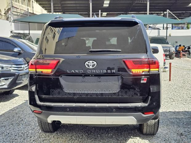 Toyota Land Cruiser LC300 2023