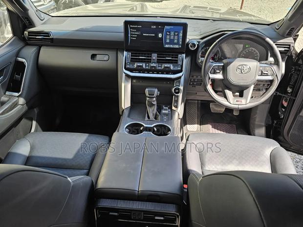 Toyota Land Cruiser LC300 2023