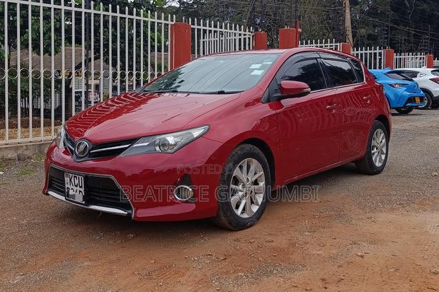 Toyota Auris 2013 Maroon
