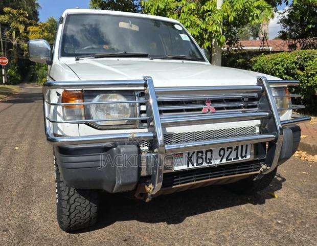Mitsubishi Pajero 2011 White