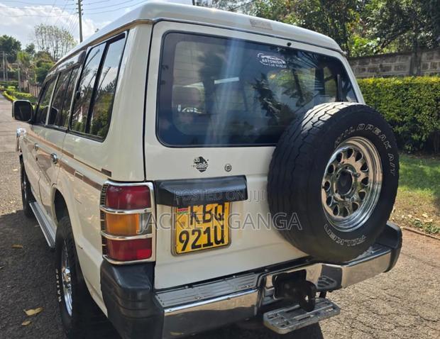 Mitsubishi Pajero 2011 White