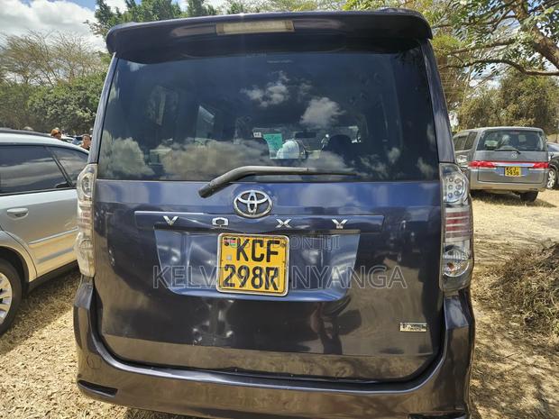Toyota Voxy V 2WD 8-Seater 2009 Blue