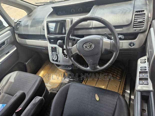 Toyota Voxy V 2WD 8-Seater 2009 Blue
