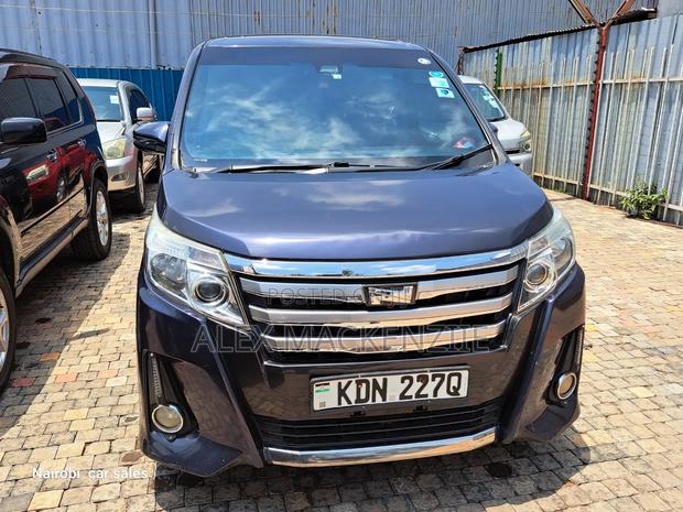 Toyota Noah 2017 Purple
