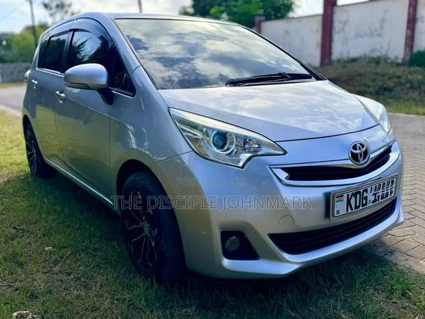 Toyota Ractis 2015 Silver