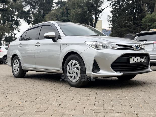 Toyota Axio 1.5 Hybrid 2WD 2019 Silver