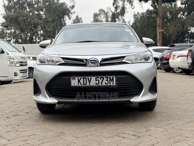 Toyota Axio 1.5 Hybrid 2WD 2019 Silver