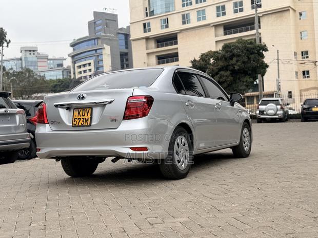 Toyota Axio 1.5 Hybrid 2WD 2019 Silver