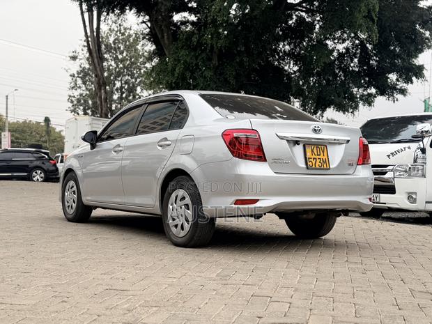 Toyota Axio 1.5 Hybrid 2WD 2019 Silver