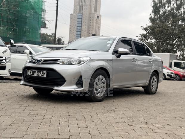 Toyota Axio 1.5 Hybrid 2WD 2019 Silver