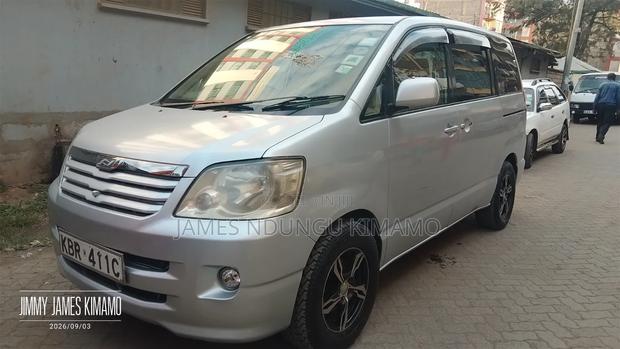 Toyota Noah 2005 Silver