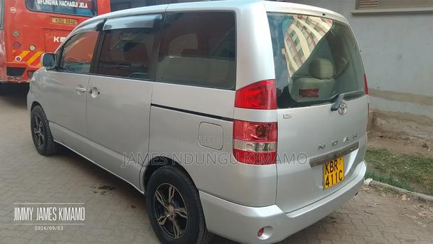Toyota Noah 2005 Silver